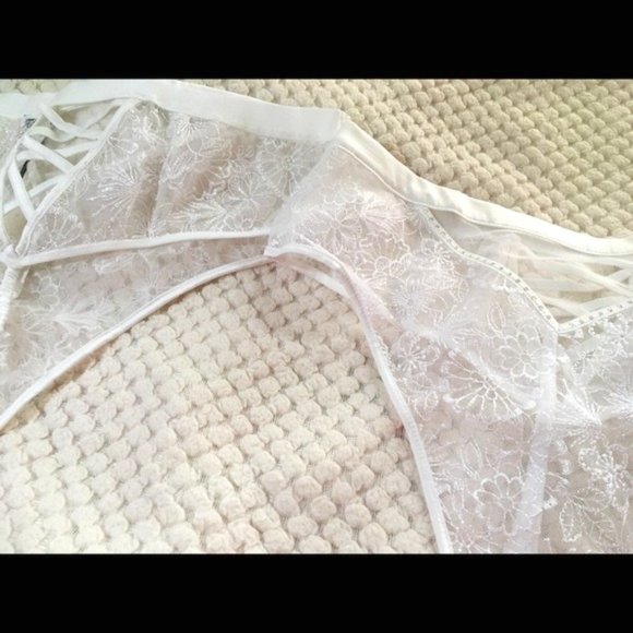VICTORIA'S SECRET FASHION SHOW Dream Angles Lace Iridescence White Panties - NWT - Picture 2 of 3